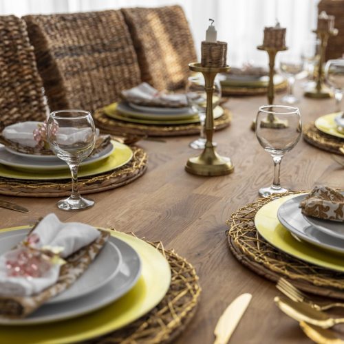 dining-table-with-plates-arrangement